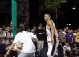 小姐姐贴身打篮球视频,小姐姐贴身打球的精彩瞬间