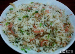 小姐姐吃酸萝卜炒饭,小姐姐独享酸萝卜炒饭美味时光