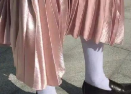 女孩子的裙子下面是什么呢,揭秘不同场合裙装搭配技巧与时尚潮流”