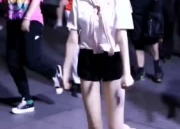 晚上跳广场舞小姐姐,广场舞小姐姐的活力风采