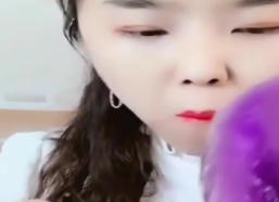 小姐姐吃冰冻鱼视频,小姐姐挑战冰冻鱼大餐，美味与清凉并存